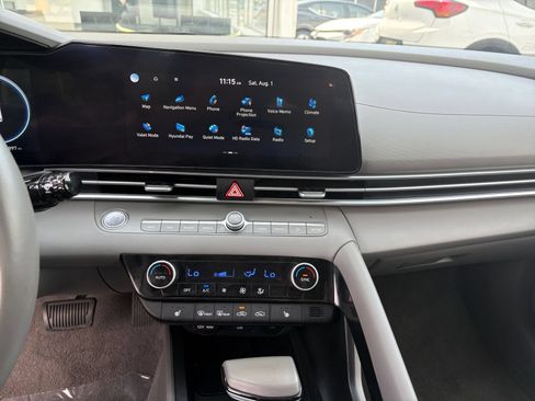 Used 2025 Hyundai Elantra SEL FWD image 17
