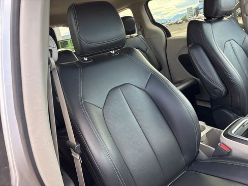 Used 2024 Chrysler Pacifica Touring-L FWD image 24