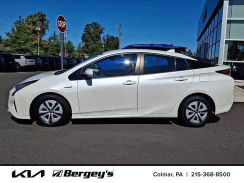 Used 2017 Toyota Prius Four FWD image 9
