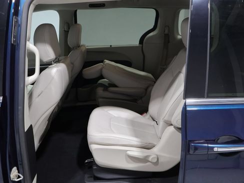 Used 2021 Chrysler Pacifica Touring-L FWD image 18