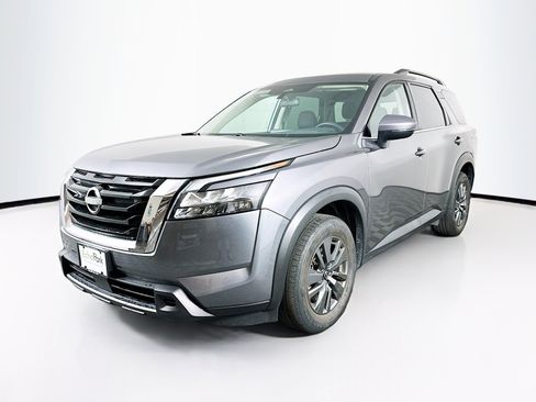 Used 2024 Nissan Pathfinder SV image 3