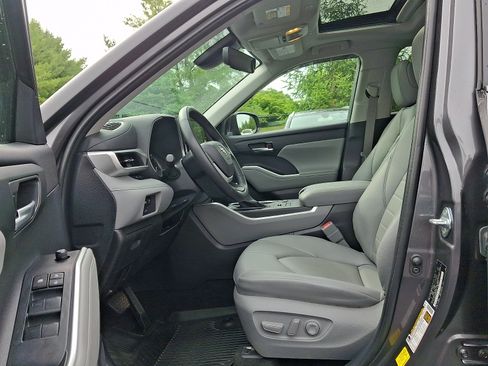 Used 2024 Toyota Highlander XLE AWD/4WD image 15
