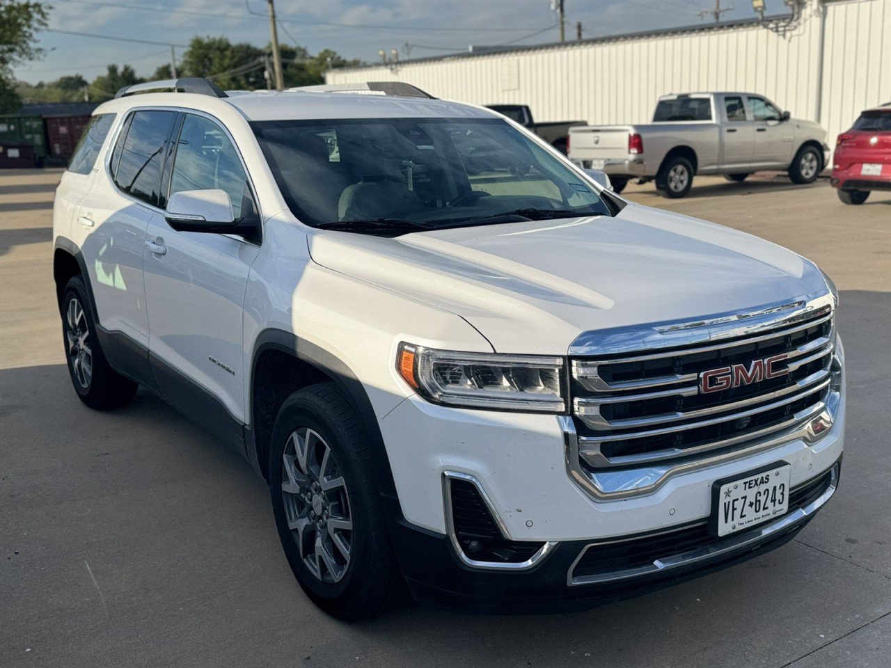 Used 2022 GMC Acadia SLT w/ Technology Package AWD/4WD image 2