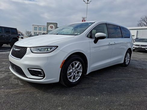 Certified 2023 Chrysler Pacifica Touring-L image 3