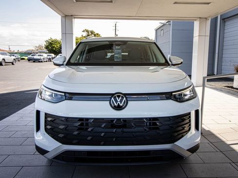 Certified 2025 Volkswagen Tiguan SE image 9