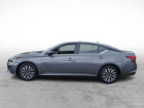 Used 2025 Nissan Altima 2.5 SV FWD image 2