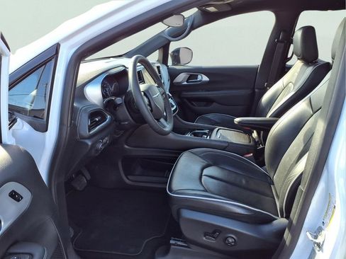 Used 2025 Chrysler Pacifica Limited image 20