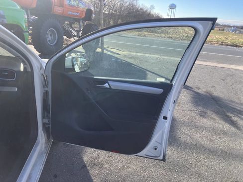 Used 2010 Volkswagen Golf 4-Door image 20