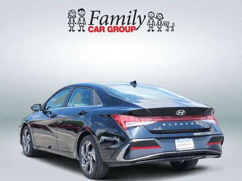Used 2025 Hyundai Elantra SEL FWD image 3
