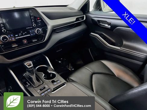Used 2022 Toyota Highlander XLE AWD/4WD image 28