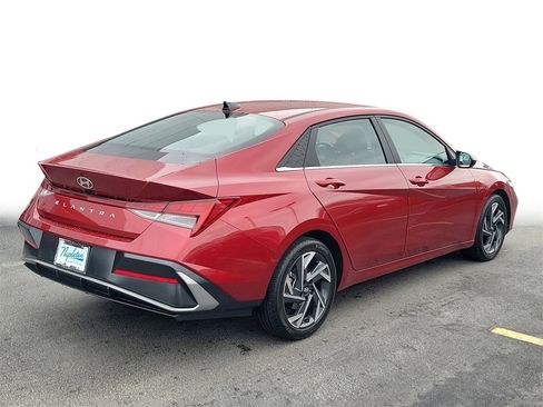 Used 2024 Hyundai Elantra SEL w/ Convenience Package image 6
