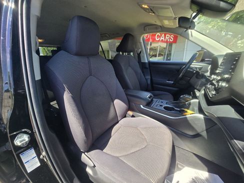 Used 2022 Toyota Highlander LE image 17