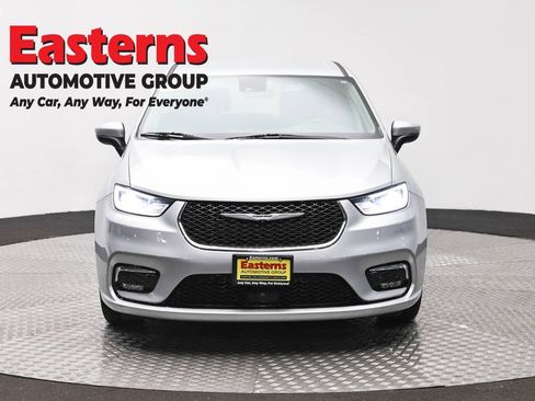Used 2023 Chrysler Pacifica Touring-L FWD image 2