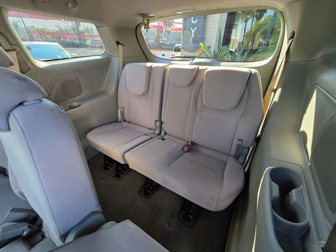 Used 2019 Kia Sedona LX image 25