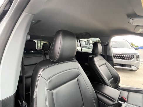 Used 2021 Ford Explorer XLT w/ Equipment Group 202A AWD/4WD image 29