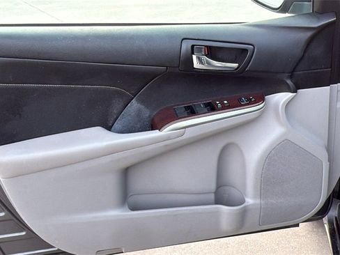Used 2014 Toyota Camry L image 11
