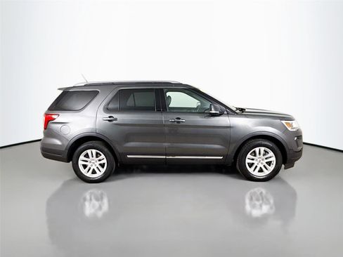 Used 2018 Ford Explorer XLT w/ Equipment Group 202A AWD/4WD image 17
