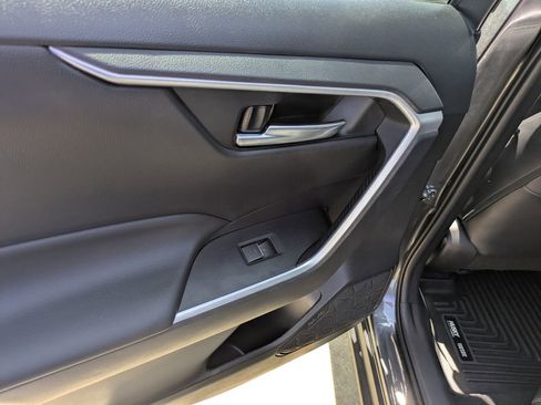 Used 2022 Toyota RAV4 XLE Premium image 12