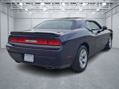 Used 2014 Dodge Challenger SXT RWD image 5