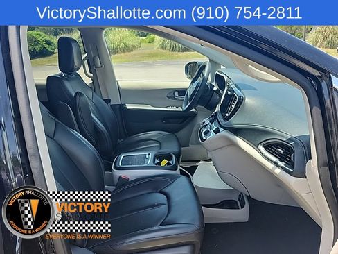 Certified 2024 Chrysler Pacifica Limited FWD image 35