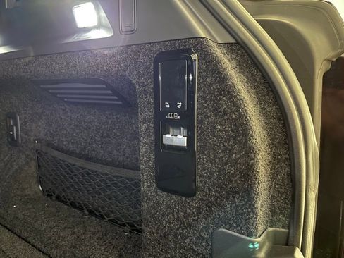 Used 2025 Land Rover Range Rover SE image 27