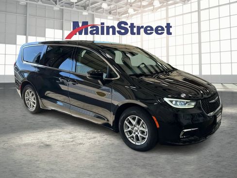 Used 2023 Chrysler Pacifica Touring-L FWD image 7