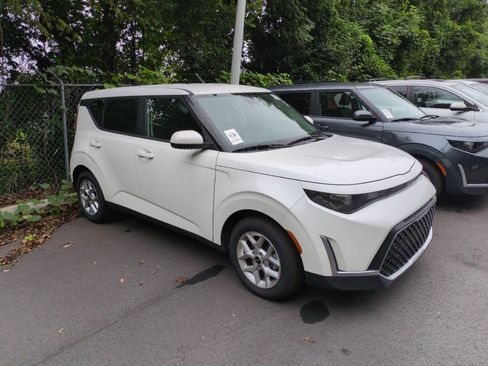 Used 2025 Kia Soul LX w/ LX Technology Package FWD image 1