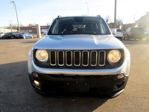 Used 2018 Jeep Renegade Latitude FWD image 2