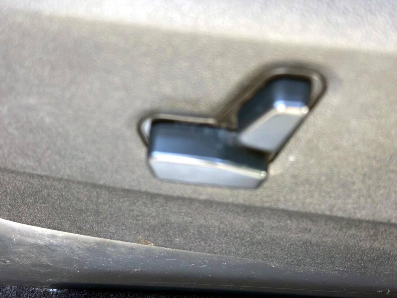 Used 2012 Chrysler Town & Country Touring w/ Entertainment Group #1 FWD image 13