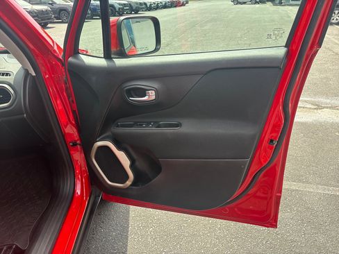 Used 2015 Jeep Renegade Latitude FWD image 44