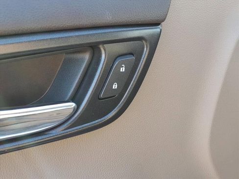 Used 2019 Chevrolet Suburban LT image 17