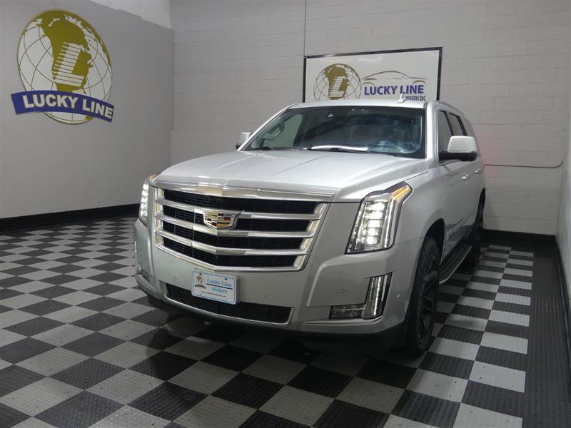 Used 2017 Cadillac Escalade Luxury AWD/4WD image 4