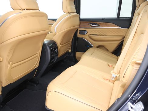 Used 2024 Jeep Grand Cherokee Summit AWD/4WD image 10