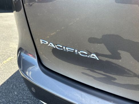 Used 2023 Chrysler Pacifica Touring-L FWD image 27
