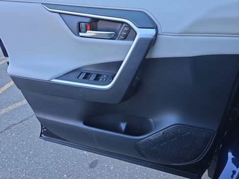 Used 2021 Toyota RAV4 Limited image 32