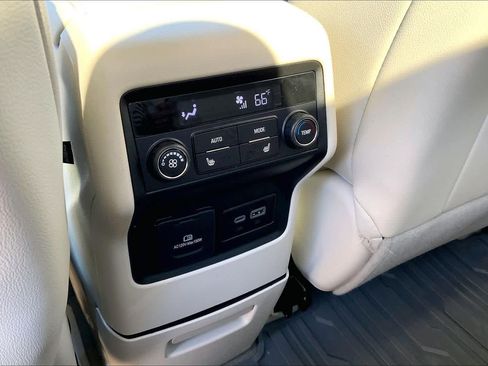 Used 2023 GMC Acadia Denali w/ Denali Ultimate Package AWD/4WD image 34