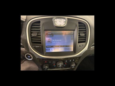 Used 2011 Chrysler 300 C RWD image 22