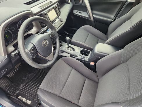 Used 2018 Toyota RAV4 LE AWD/4WD image 2