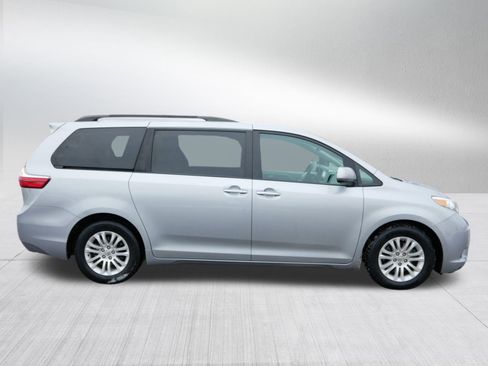 Used 2016 Toyota Sienna XLE image 8
