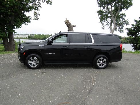 Used 2022 GMC Yukon XL SLE AWD/4WD image 3