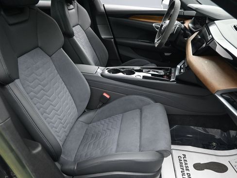 Used 2023 Audi e-tron GT Premium Plus image 38