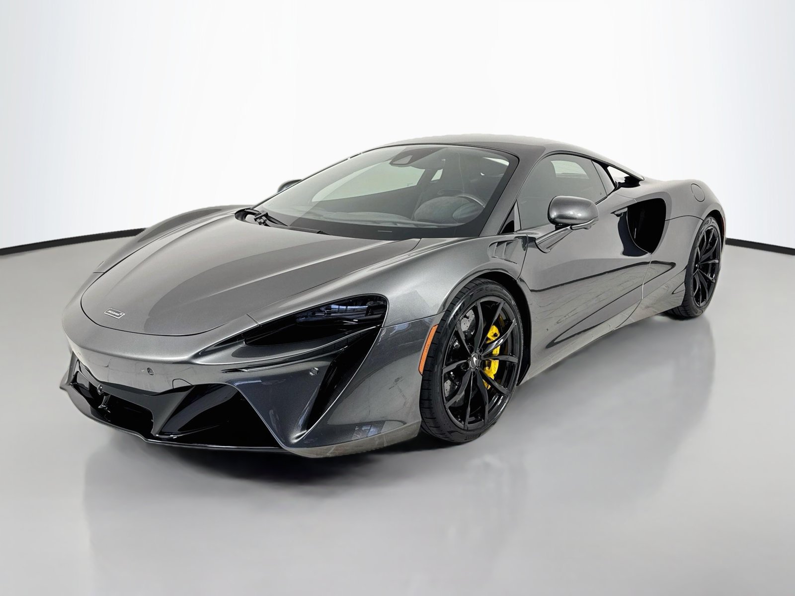 Used 2023 McLaren Artura RWD image 3