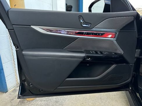Used 2023 BMW 740i w/ Parking Assistance Package RWD image 10