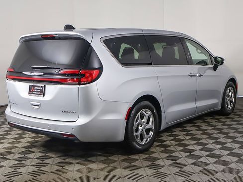 Used 2024 Chrysler Pacifica Limited FWD image 14