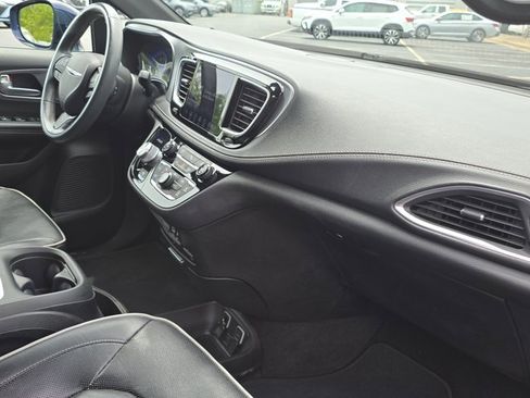 Used 2018 Chrysler Pacifica Limited w/ S Appearance Package FWD image 23
