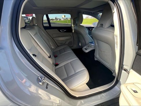 Used 2024 Volvo V60 B5 Cross Country Plus image 30
