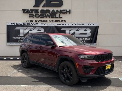 Used 2025 Jeep Grand Cherokee Altitude AWD/4WD image 4