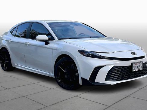 Used 2025 Toyota Camry SE image 2