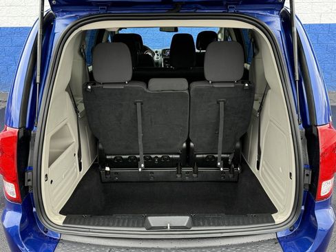 Used 2019 Dodge Grand Caravan SE w/ UConnect Hands-Free Group image 19