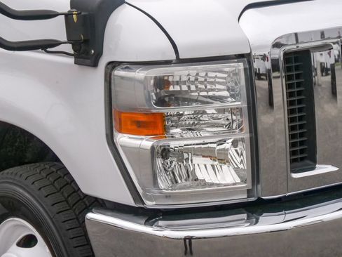 Used 2013 Ford E-450 and Econoline 450 Super Duty w/ Shuttle Bus Prep Pkg RWD image 4